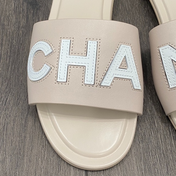 $1.3k CHANEL CHA NEL LOGO BEIGE LEATHER FLAT SHOES SLIDES MULES 38C - Picture 10 of 16